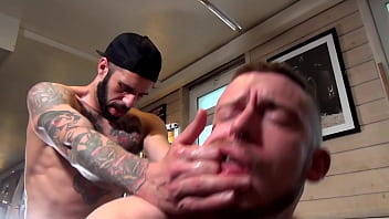 Teaser bien dosé bareback et rempli au jus par rioméo davis en master tatoué Teaser bien dosé bareback et rempli au jus par rioméo davis en master tatoué