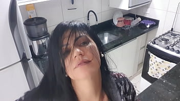 Safada tira calcinha na cozinha