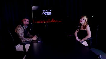 Gostosa faz um stripper sensual e mostra seus lindos peitos fala que tem um tempo que não transa e bate um papo com o apresentador middy watch sheer red