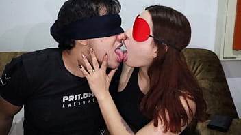 Delicioso y profundo beso con lengua de una hermanastra de 18 años que es celosa