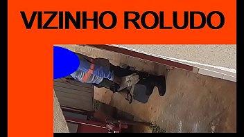 O pau do meu vizinho marcando o short O pau do meu vizinho marcando o short