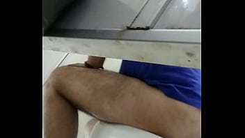 Espiando heterosexuales en baño público mientras se limpian Espiando heterosexuales en baño público mientras se limpian