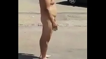 Homem correndo nu na rua Homem correndo nu na rua