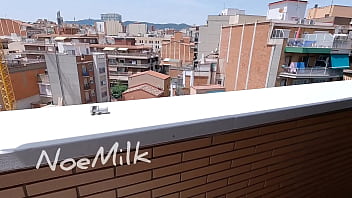 Noe milk esta tomando el sol en su terraza le pongo aceite y me la acabo follando sin piedad Noe milk esta tomando el sol en su terraza le pongo aceite y me la acabo follando sin piedad