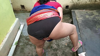 सौतेली माँ को आँगन पेशाब करते देखा फिर जल्दबाजी में चोदा