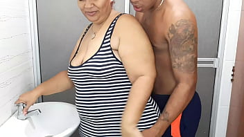 Mi hijastro me sorprende en el baño para que le haga una mamada me encanta su polla Mi hijastro me sorprende en el baño para que le haga una mamada me encanta su polla