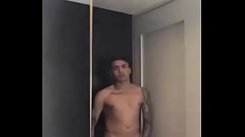 Mc roludo girando o pau gigante e gostoso Mc roludo girando o pau gigante e gostoso