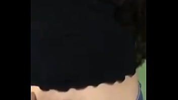 Hermosa sensación de tocar su sexy ombligo