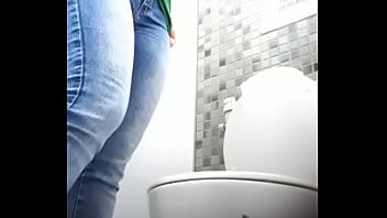 Perra exhibida en el wc Perra exhibida en el wc