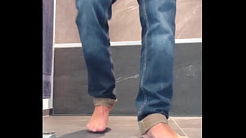 Geil wichsen barfuss in jeans Geil wichsen barfuss in jeans