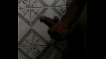 Punheta e gozada antes do banho