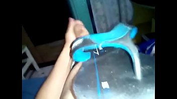 Me masturbei até gozar com essa delícia de chinelo e meias dele chinelo n° 41 42 Me masturbei até gozar com essa delícia de chinelo e meias dele chinelo n° 41 42