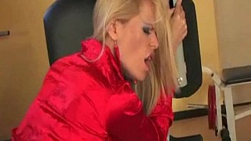 Mature bitch office slut to eat her pussy Mature bitch office slut to eat her pussy