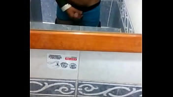 Joven se graba en hotel Joven se graba en hotel
