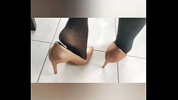 Mega riquísima travesti desnuda usando zapatillas y pantimedias Mega riquísima travesti desnuda usando zapatillas y pantimedias
