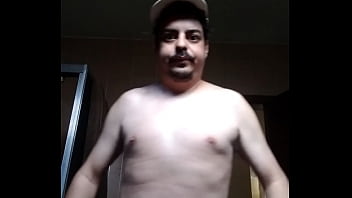 Homem sensual se tocando e se acariciando Homem sensual se tocando e se acariciando