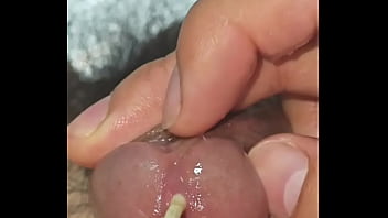将棉签插在我的尿道中,自慰直到射精,不断刺激尿道 将棉签插在我的尿道中,自慰直到射精,不断刺激尿道