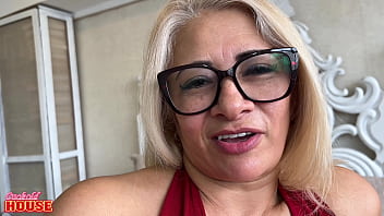 Coroa casada traindo o marido corno com dois machos Coroa casada traindo o marido corno com dois machos