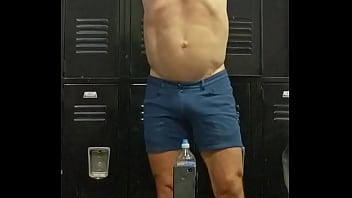 Show off la dave puts on a show at the gym Show off la dave puts on a show at the gym