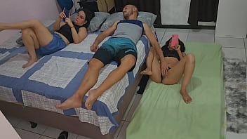 Esposa teve a má ideia de dividir o quarto com sua amiga