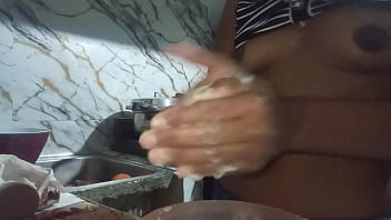 Cocinando con las tetas al aire Cocinando con las tetas al aire