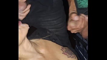 Meu marido me levou novamente no cinema porno porque queria ver novos machos esporrando na minha cara e boca e eu adorei de novo