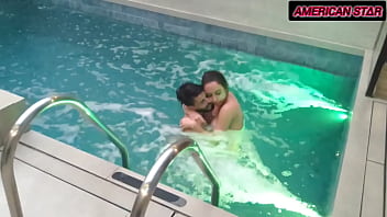 Levou a mulher pro motel pra relaxar chegando lá ela já queria brigar mas depois de uma foda bem gostosa dentro da piscina ela ficou calminha