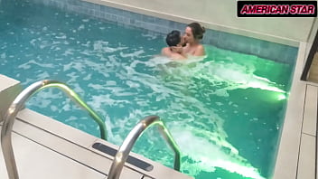 Levou a mulher pro motel pra relaxar chegando lá ela já queria brigar mas depois de uma foda bem gostosa dentro da piscina ela ficou calminha