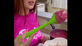 As barbies se chuparam e gozaram muito uma na boca da outra e no final elas convocaram o ken pra foder suas bucetinhas