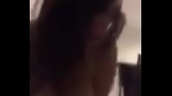 Esta zorra mueve el culo mágicamente en mi verga