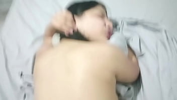 Me follo a mi hermanastra latina de vaquera hasta que me hace derramar toda mi leche sobre ella - sexo amateur