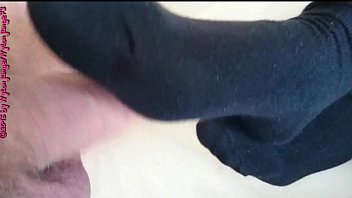 Mit bestrumpften füßen macht sich die junge frau daran mit meinem schwanz zu spielen und ihn zu massieren