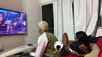 O primo do meu marido veio jogar videogame com ele e eu bem safadinha fui lá também me juntei à brincadeira e ainda fiz uma aposta com eles imagina no que deu