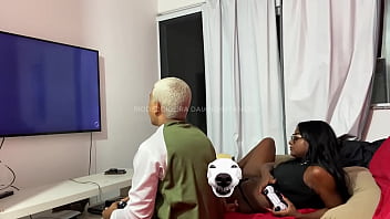 O primo do meu marido veio jogar videogame com ele e eu bem safadinha fui lá também me juntei à brincadeira e ainda fiz uma aposta com eles imagina no que deu