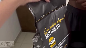 Pedi um lanche e o entregador do ifood fez um lanchinho também comeu minha buceta e gozou na minha boca