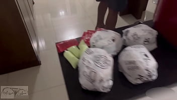 Pedi um lanche e o entregador do ifood fez um lanchinho também comeu minha buceta e gozou na minha boca