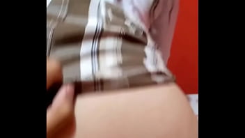 El mejor amigo de mi universidad me presta a su novia para practicar mi primera vez en el sexo asi es mi primera follada
