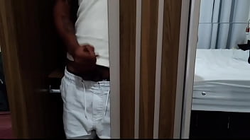 Entiado pervertido deixa seu amigo dentro do guarda roupa espiando sua madrasta fudeu o inocente não sabe trepar veja no fechado do sheer ou x