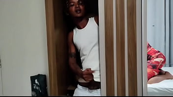 Entiado pervertido deixa seu amigo dentro do guarda roupa espiando sua madrasta fudeu o inocente não sabe trepar veja no fechado do sheer ou x