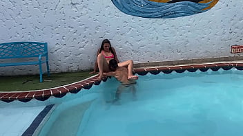 Le chupo el coño a una desconocida al aire libre en la piscina publica y termina con mi verga en el coño hasta inundarla de semen