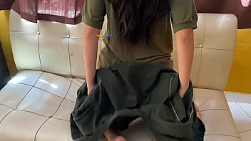 Tiene 18 añitos y se pone triste al engañar a su novio pero que rico lo disfruta la lleno toda de leche en el motel