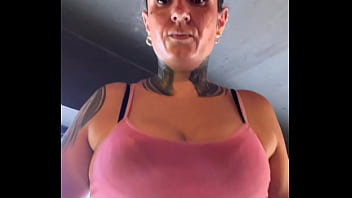 Na academia quase fui expulsa por está com uma mina blusinha fiquei toda suada que escorria pela minha bucetinha