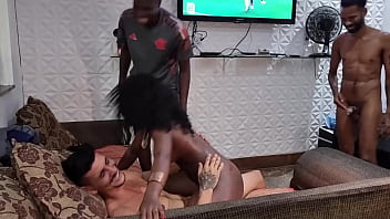 Bastidores da gravação com a deliciosa novinha alicia ribeiro na maior putaria com varios machos