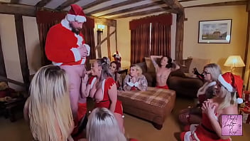 ⭐️santa cums to the girls orgy ⭐️santa leaves his gorgeous helpers a special gift and when he comes back they emp