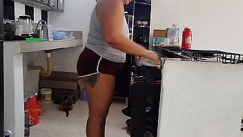 Latina gordita con culo grande le gusta que la mire el viejo de su padrastro mientras limpia la casa