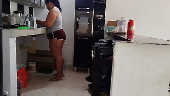 Latina gordita con culo grande le gusta que la mire el viejo de su padrastro mientras limpia la casa