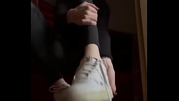 Have a nice thursday lie down and enjoy my sweaty feet #blacksocks #feet #nikeairforce #fetisch