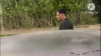 Esposa traindo o marido na rua depois que o carro acabou a gosolina o corno ainda abraça o comedor