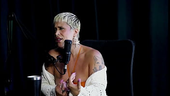 Seu forte é exibição se sente autêntica tem falta das preliminares não sai com homens sem planos e quando beijou mulheres - just joana watch sheer red