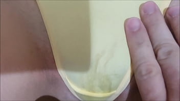 Esposa novinha gostosa tirando a calcinha amarela e levando rola na xoxota até encher de porra